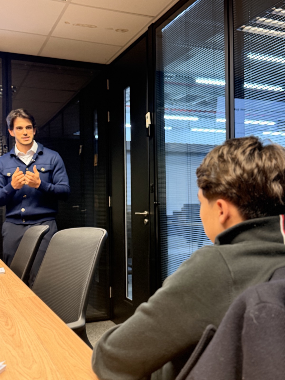 Mentor conduzindo uma aula para jovens em uma sala de reunião premium